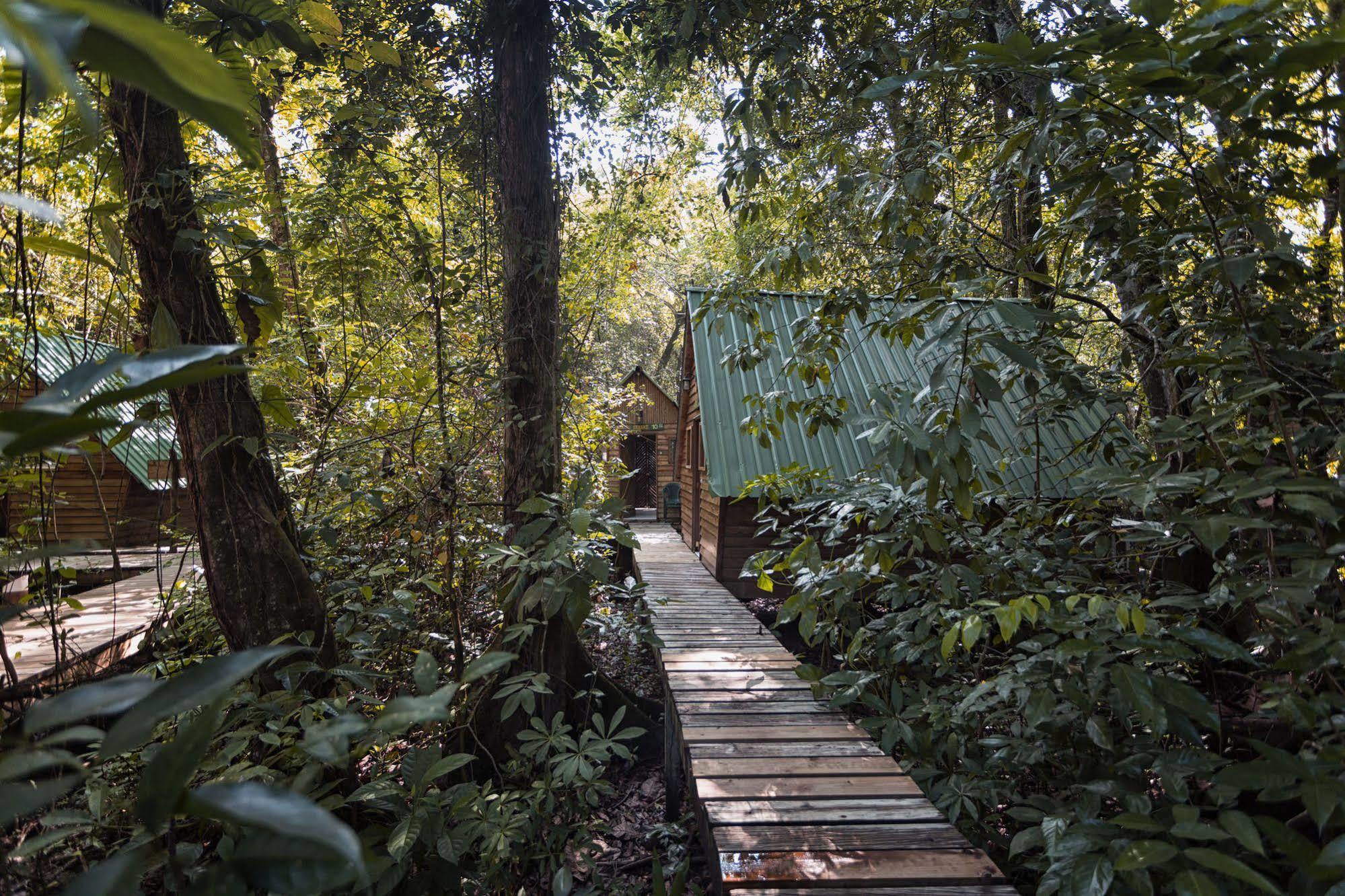 Hotel Hacienda Tijax Rio Dulce Town Buitenkant foto