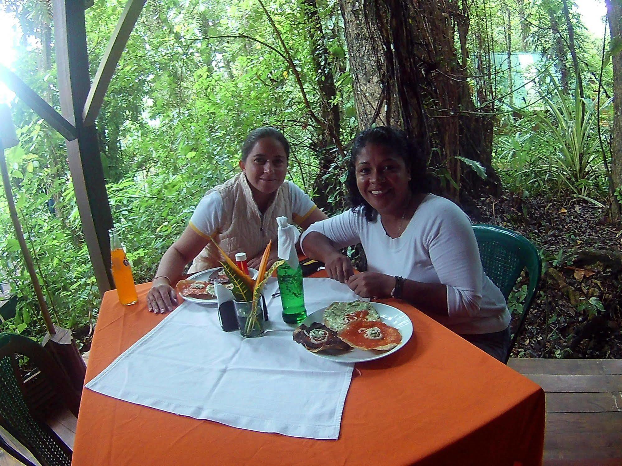 Hotel Hacienda Tijax Rio Dulce Town Buitenkant foto