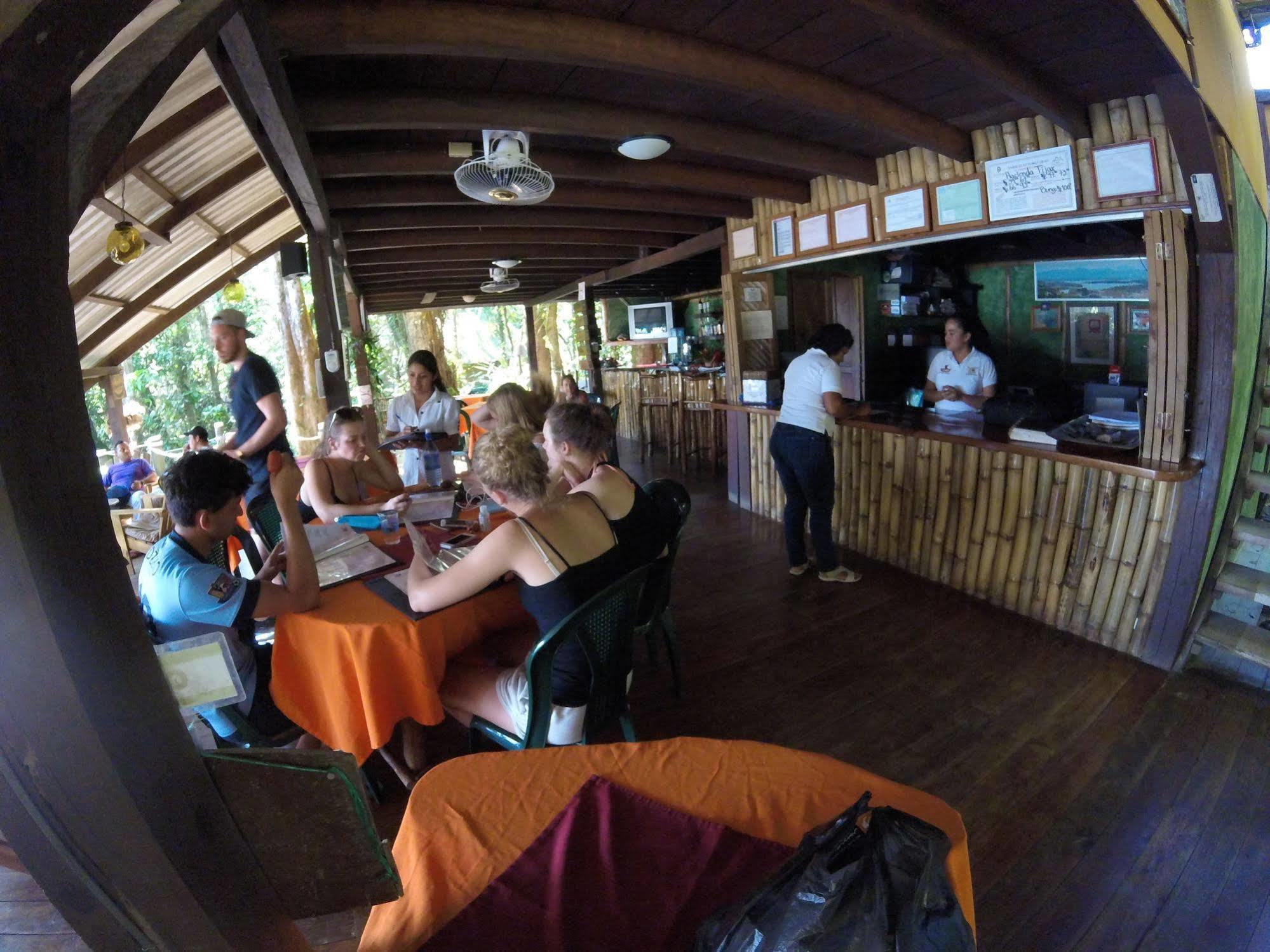 Hotel Hacienda Tijax Rio Dulce Town Buitenkant foto