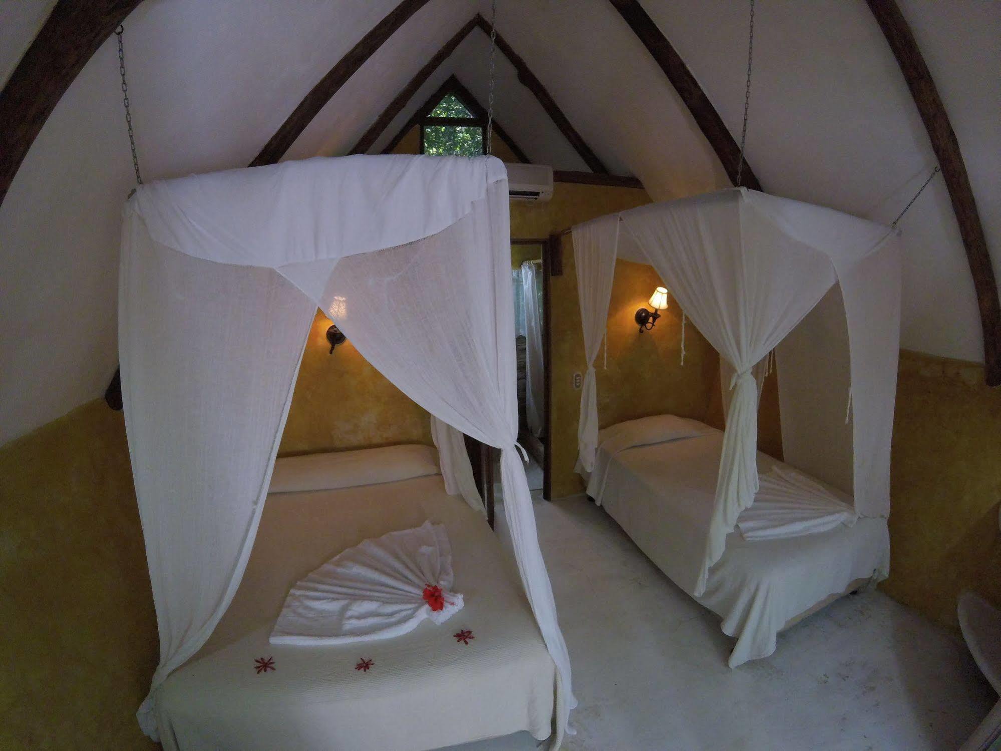 Hotel Hacienda Tijax Rio Dulce Town Buitenkant foto