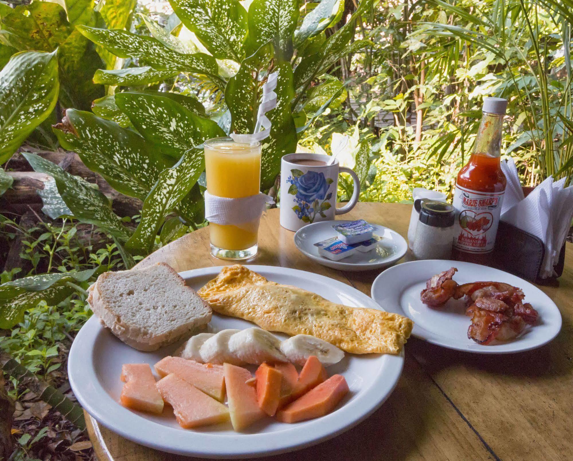 Hotel Hacienda Tijax Rio Dulce Town Buitenkant foto