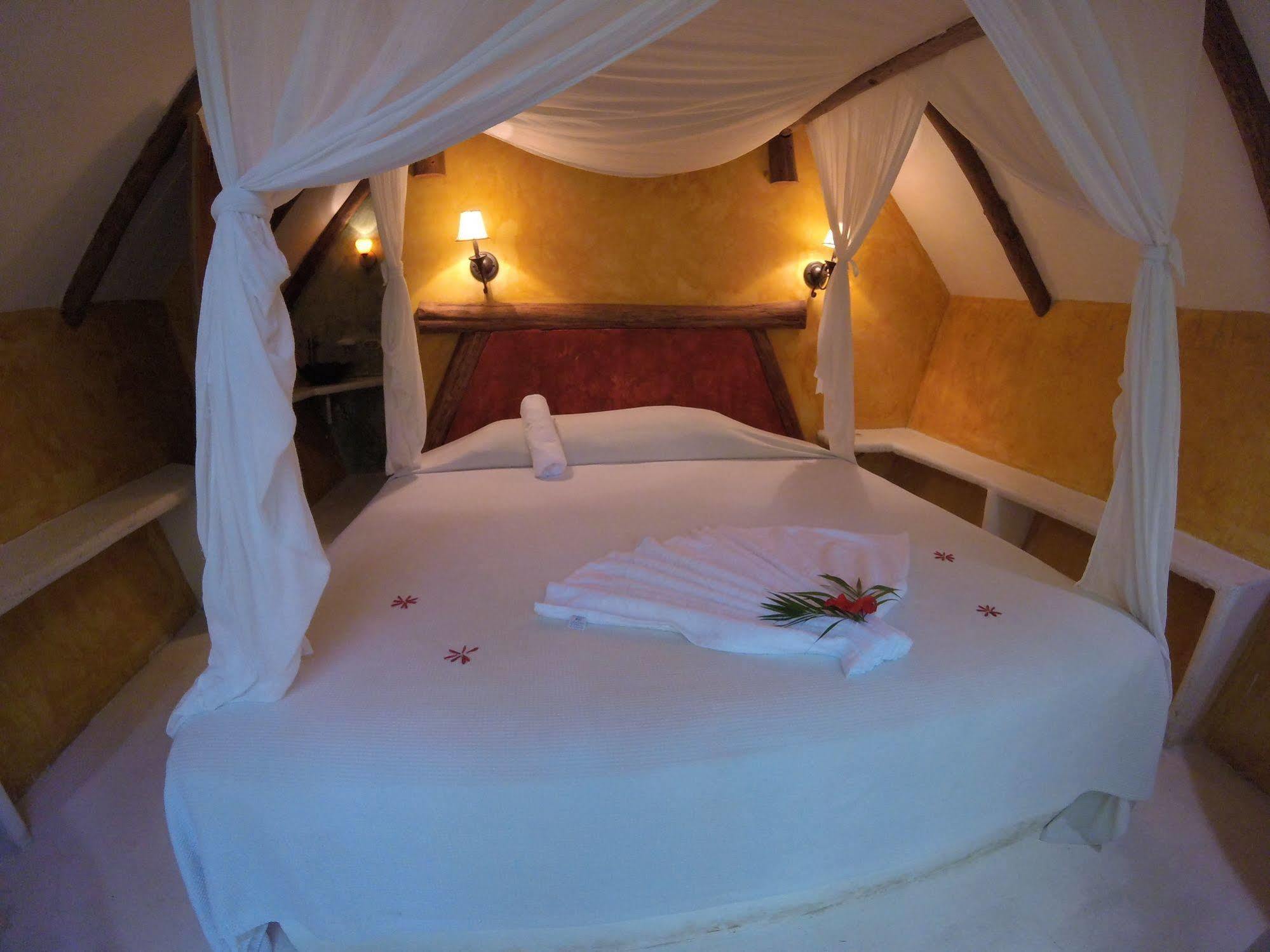 Hotel Hacienda Tijax Rio Dulce Town Buitenkant foto