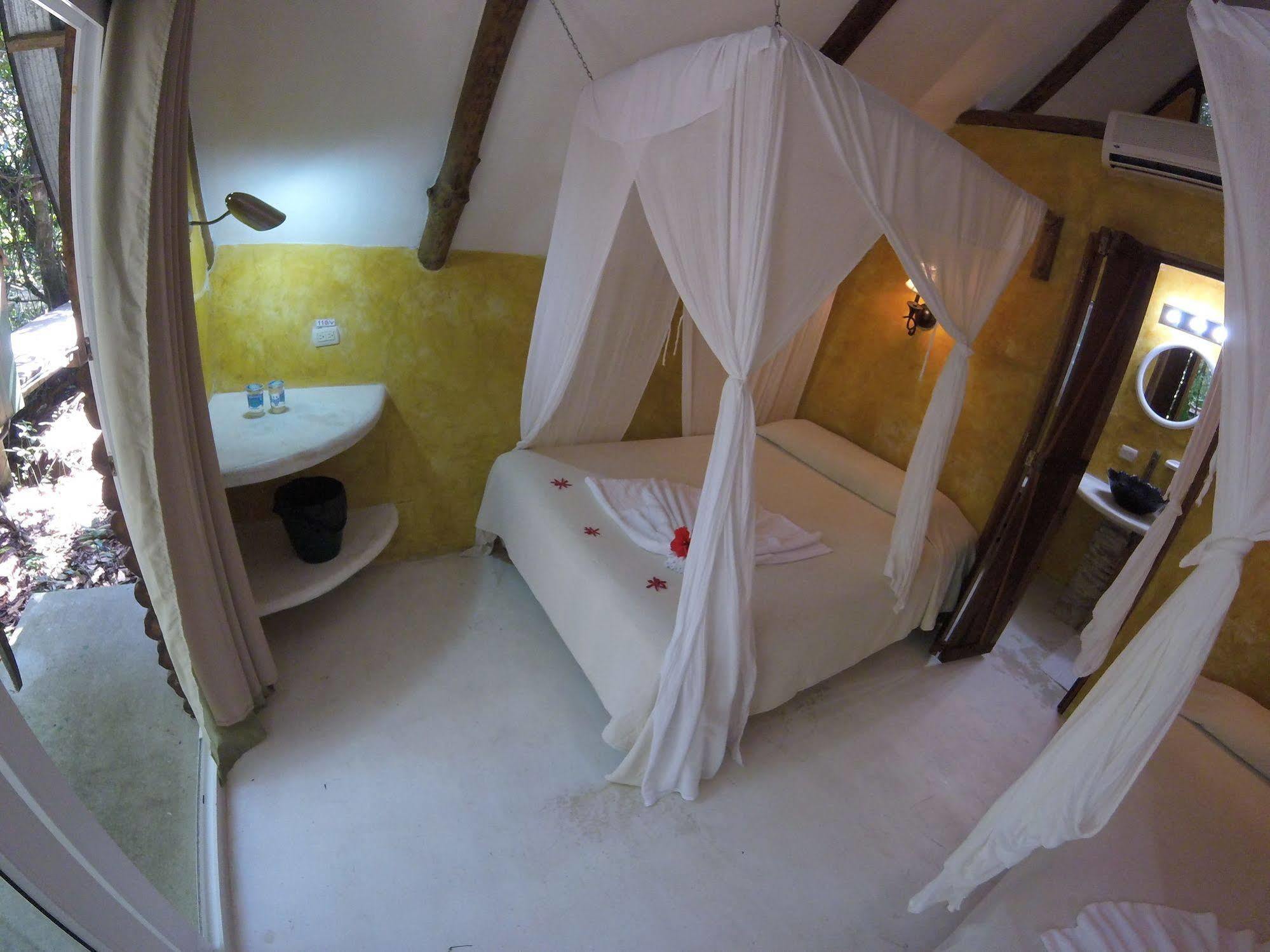 Hotel Hacienda Tijax Rio Dulce Town Buitenkant foto